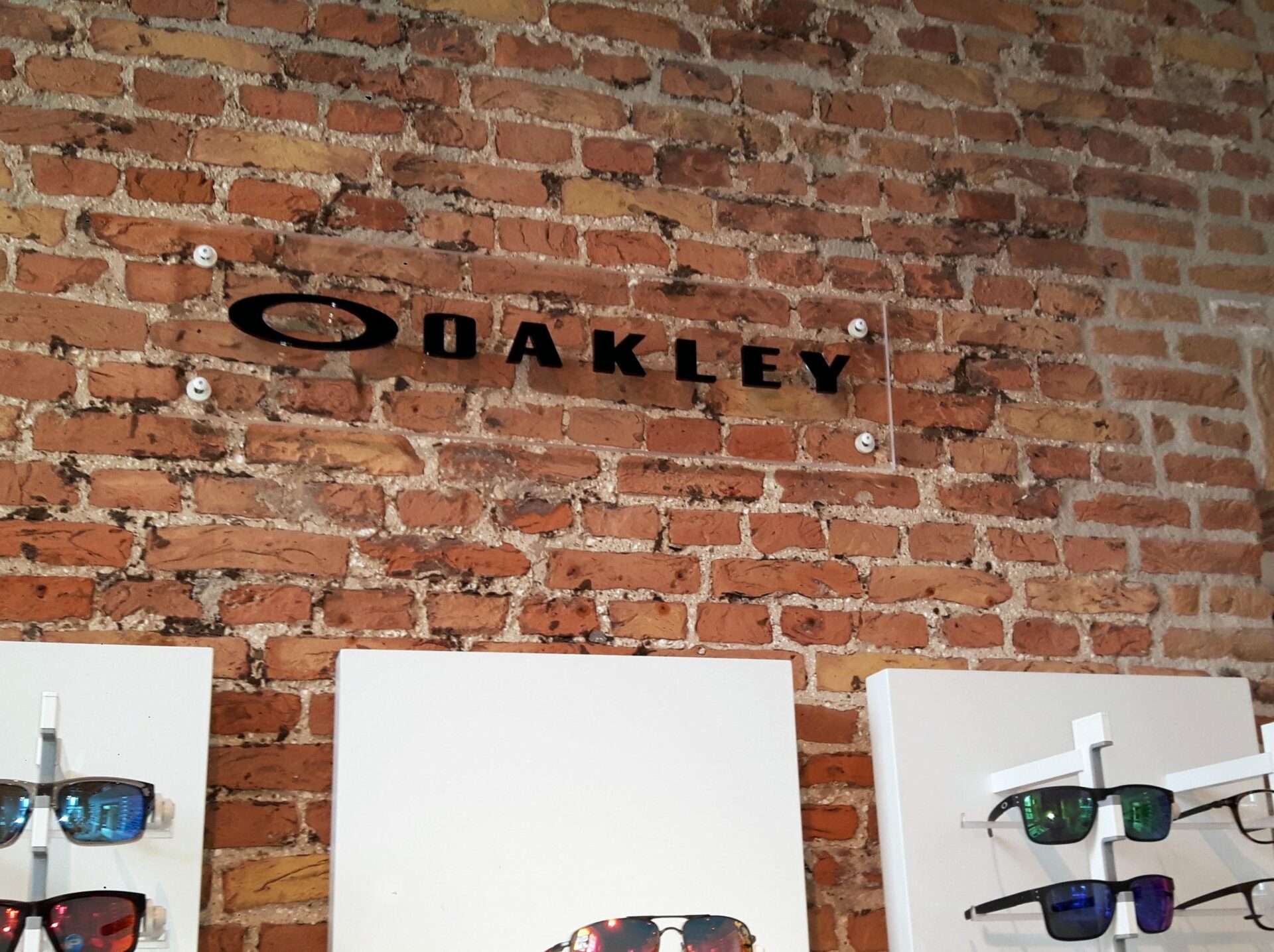 3D letters screen promotion oakley