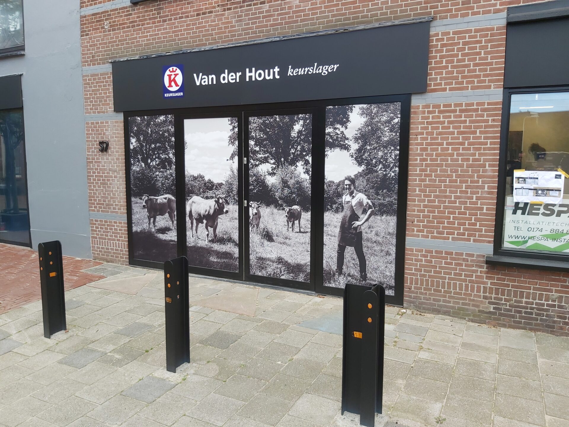 Screen Promotion gevelreclame bij keurslager Marco van der Hout te Poeldijk.